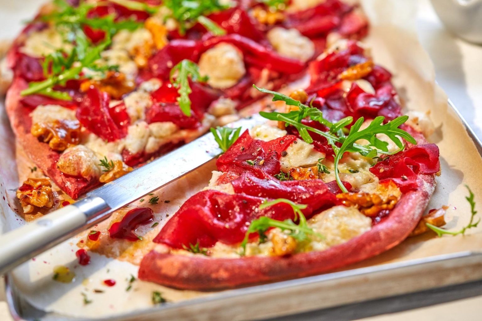 Vegane Pizza mit Rote Bete und Mozzalina