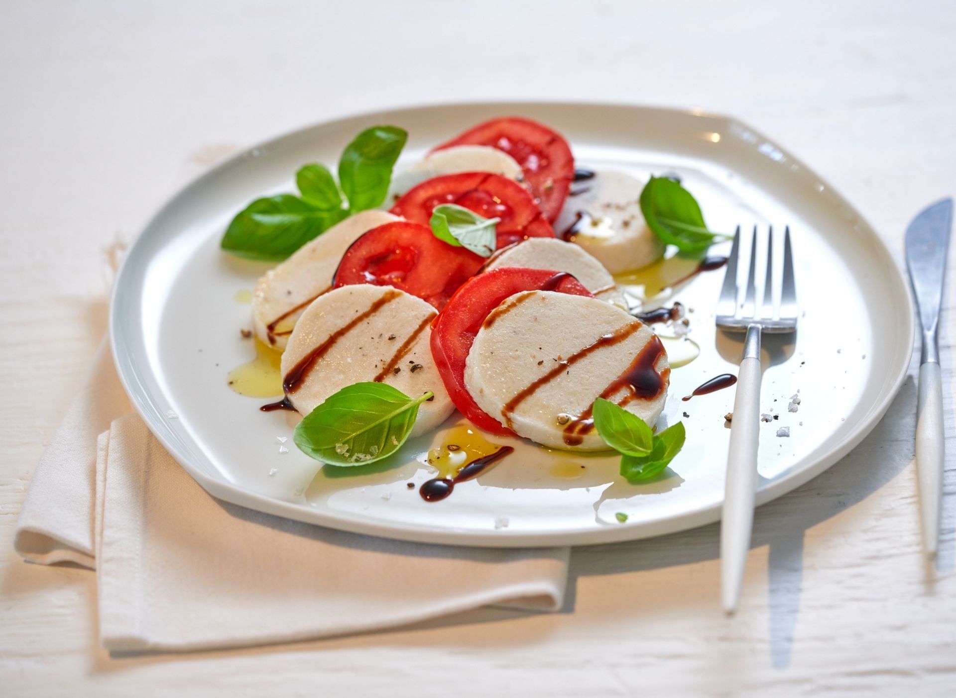 Veganer Mozarella mit Tomate